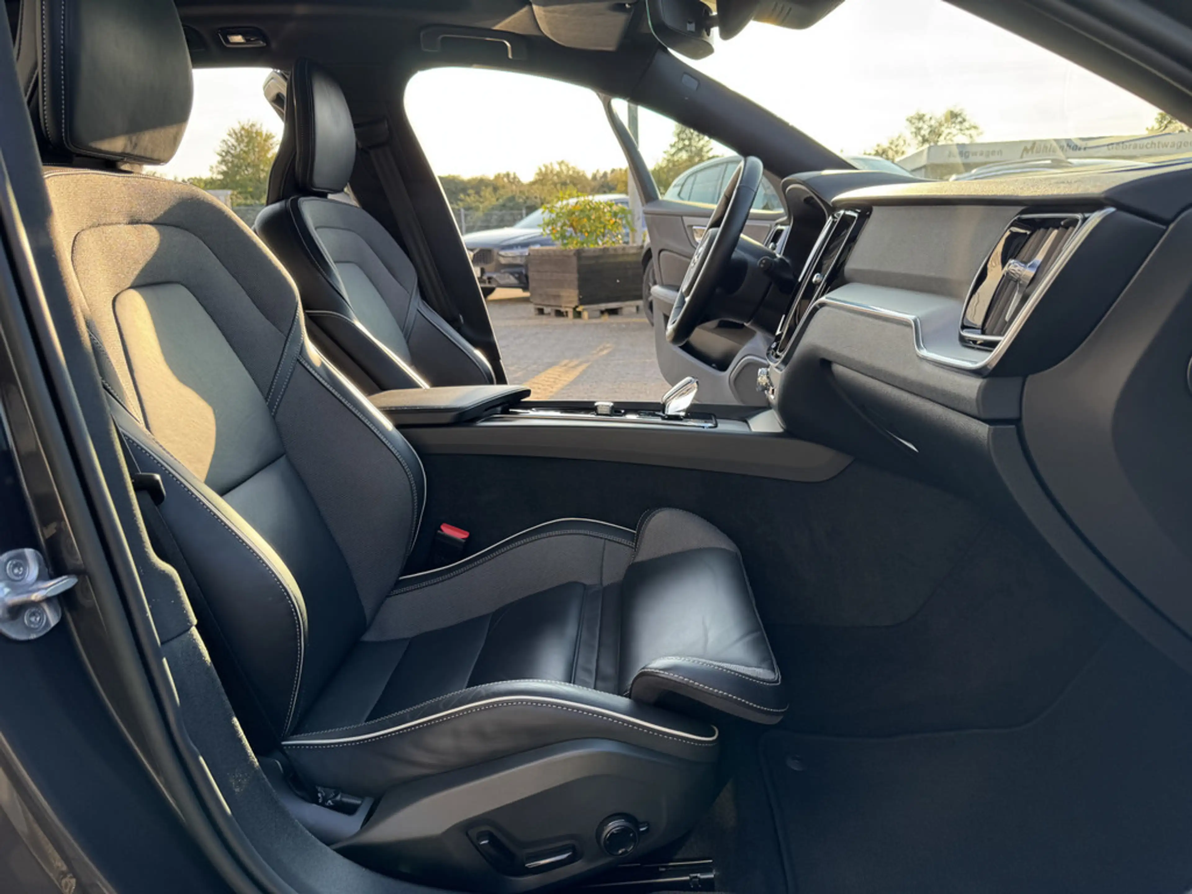 Volvo V60 Kombi 2.0 Plus Dark STANDHZ LED PANO 360° — photo 11