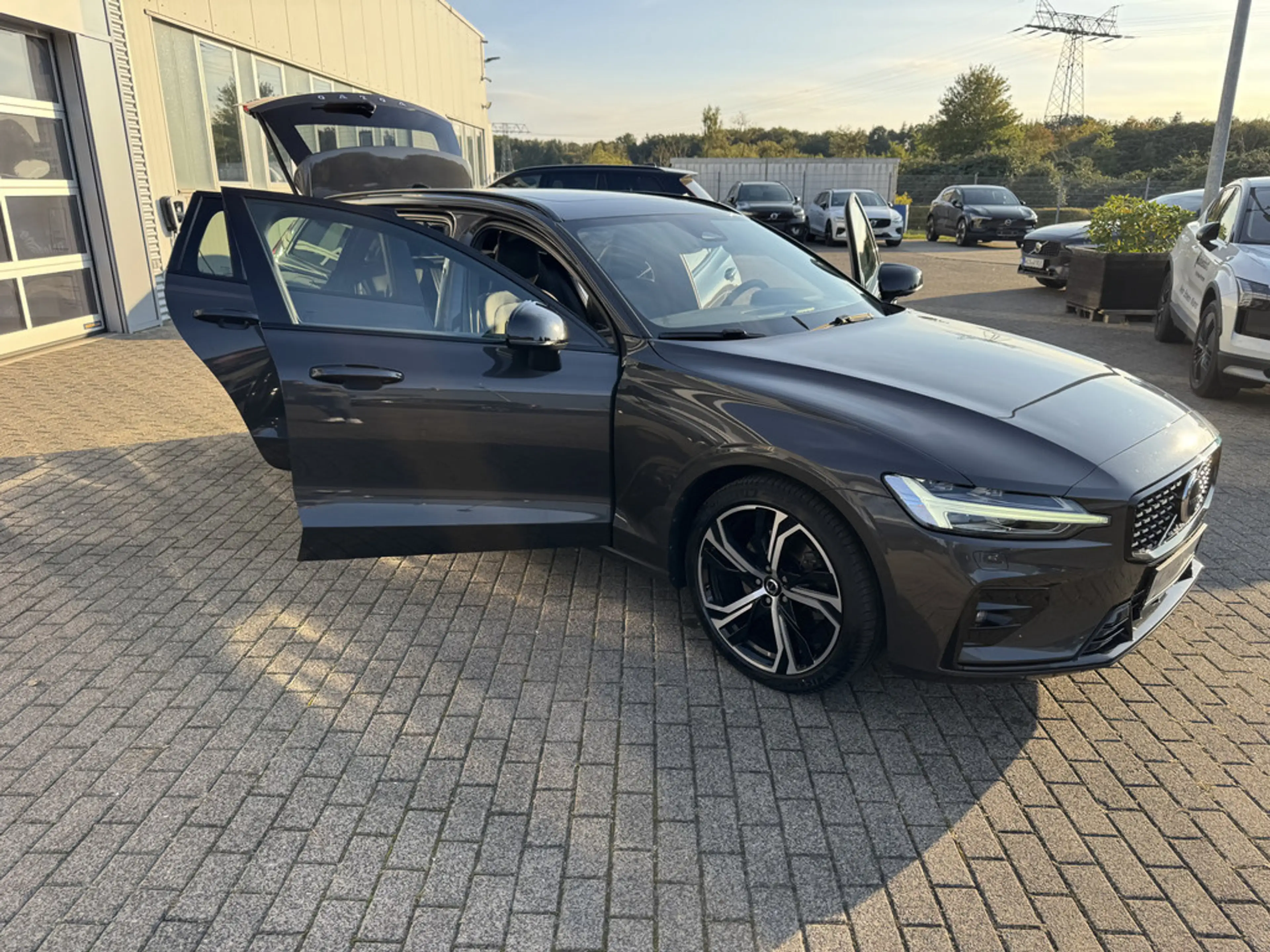Volvo V60 Kombi 2.0 Plus Dark STANDHZ LED PANO 360° — photo 13