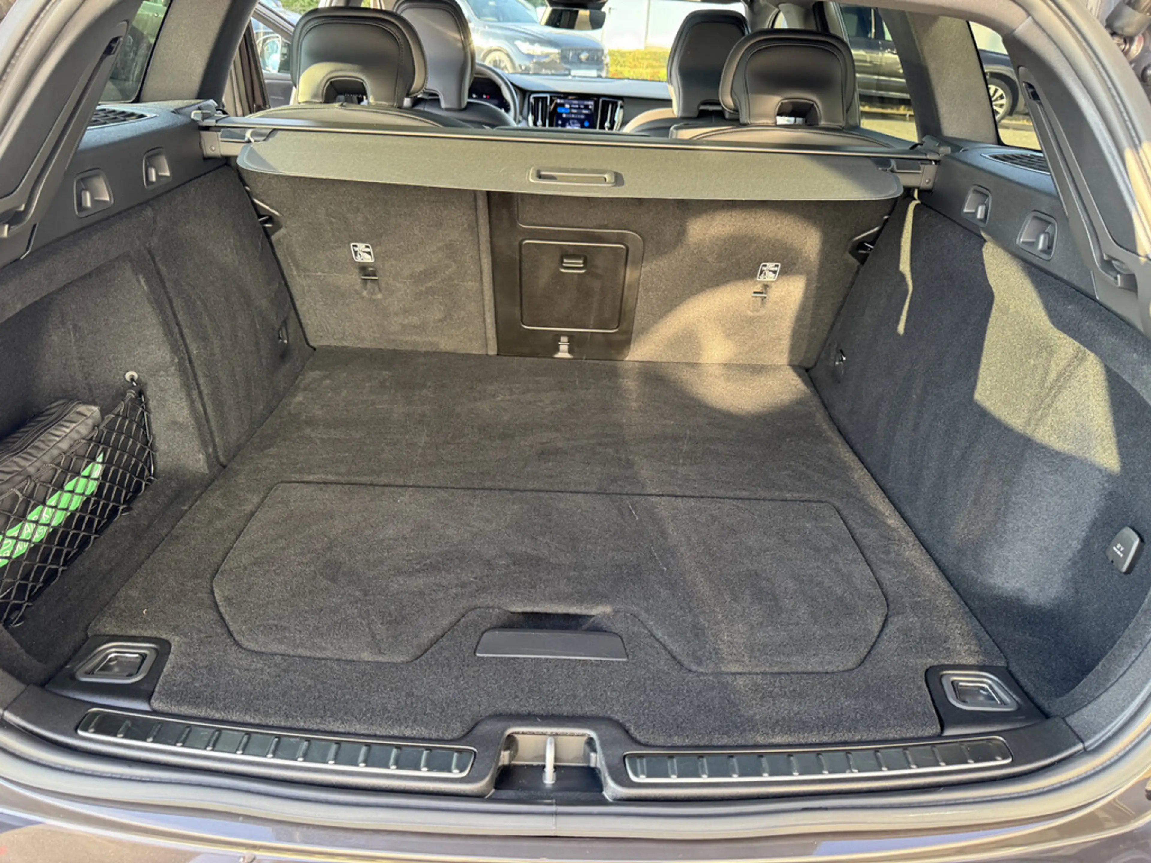 Volvo V60 Kombi 2.0 Plus Dark STANDHZ LED PANO 360° — photo 5