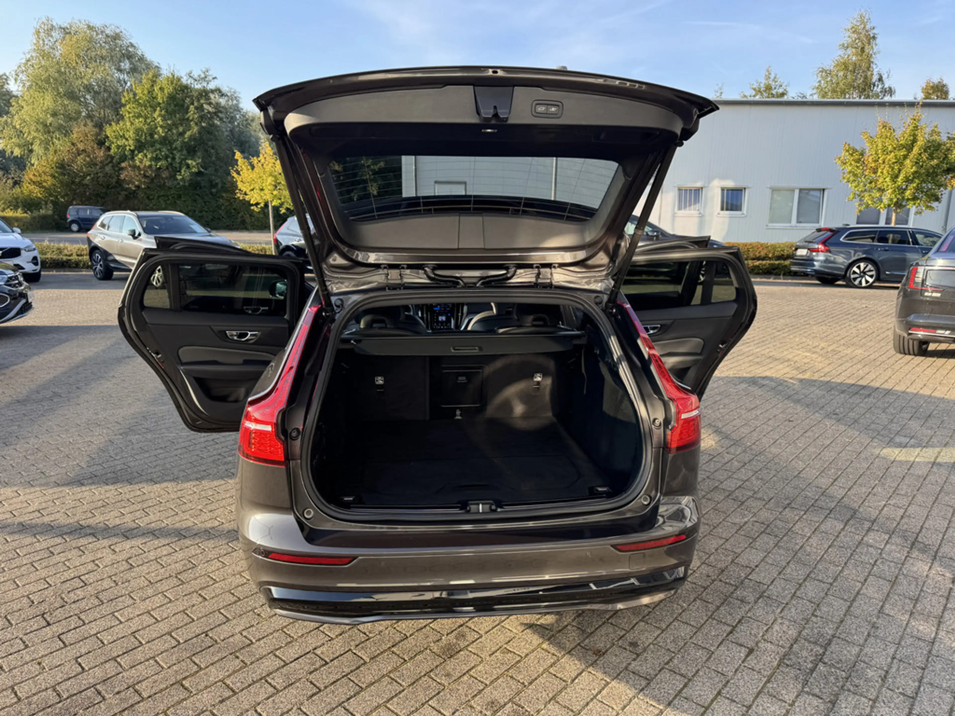 Volvo V60 Kombi 2.0 Plus Dark STANDHZ LED PANO 360° — photo 15