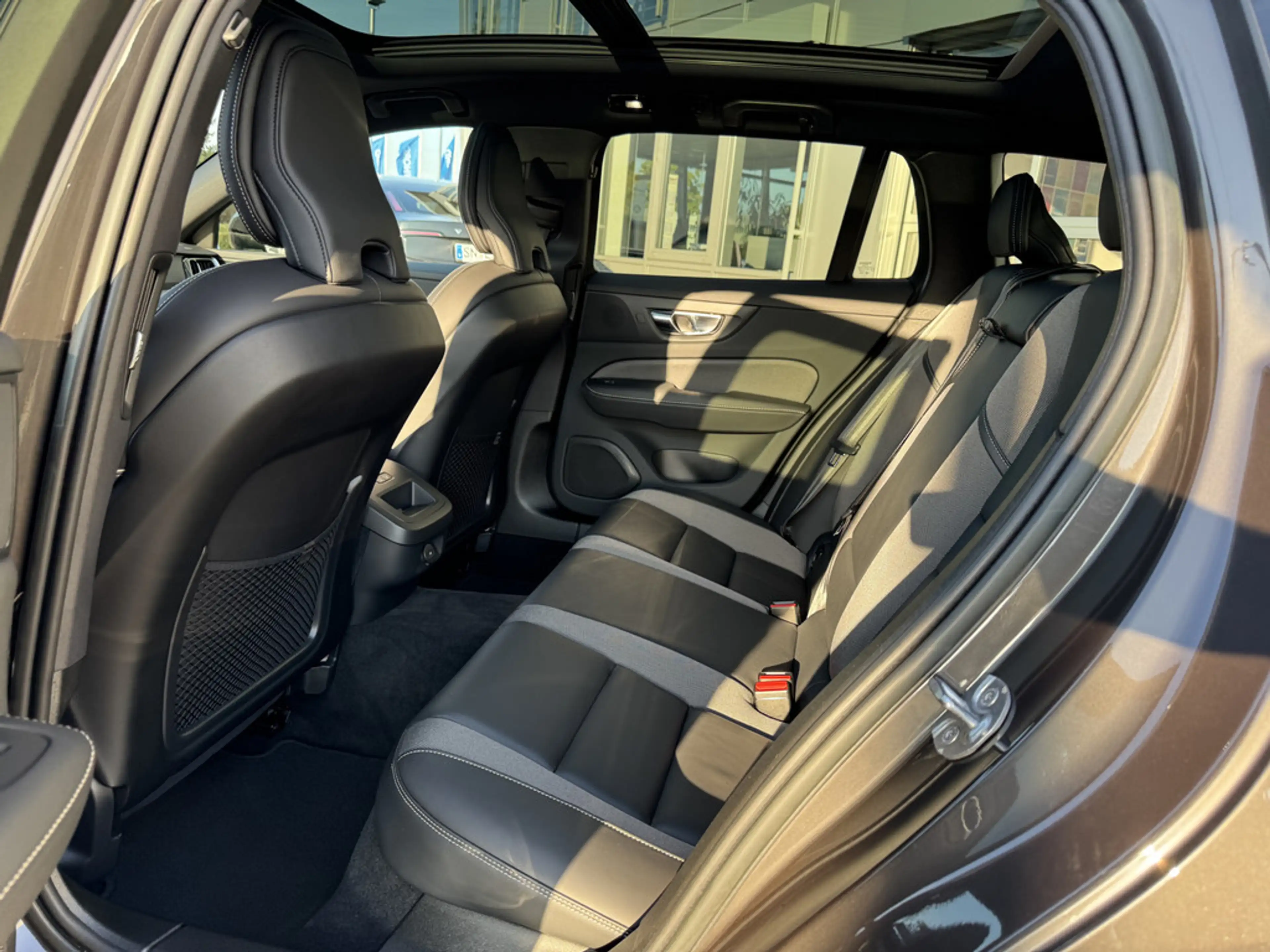 Volvo V60 Kombi 2.0 Plus Dark STANDHZ LED PANO 360° — photo 4