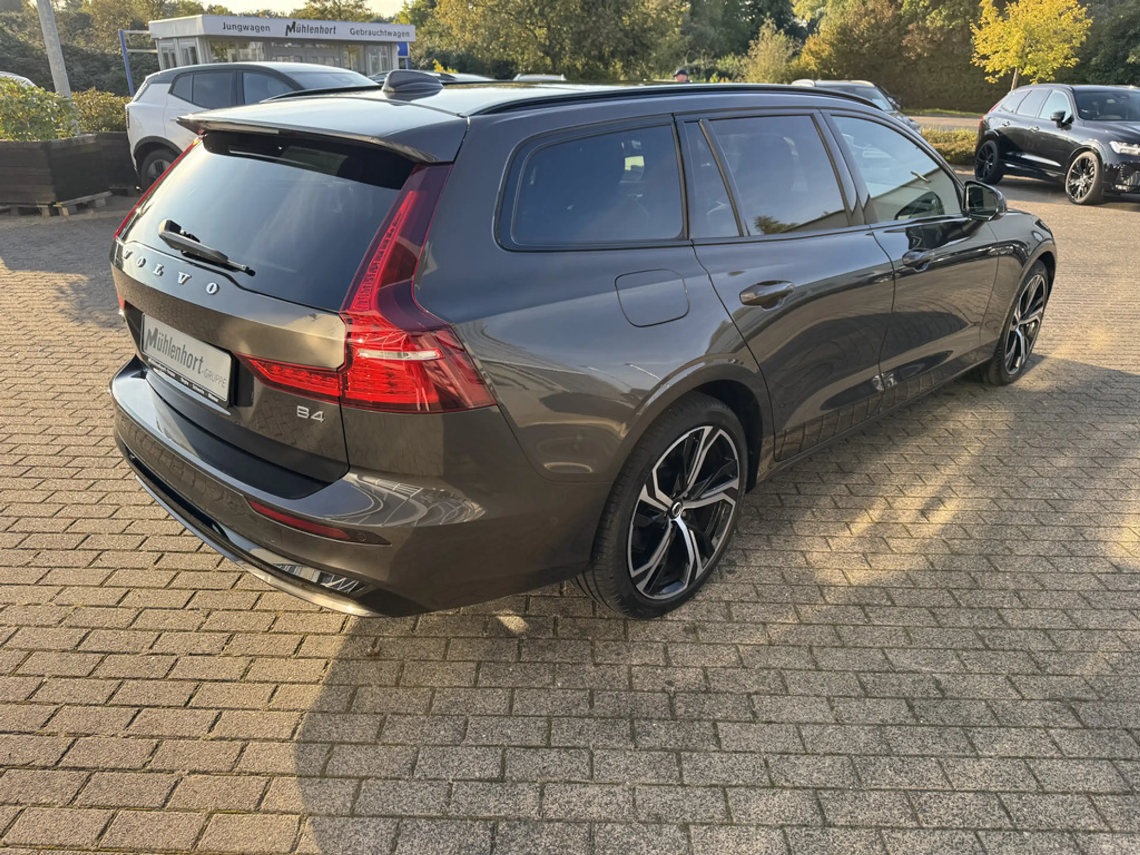 Volvo V60 Kombi 2.0 Plus Dark STANDHZ LED PANO 360° — photo 2