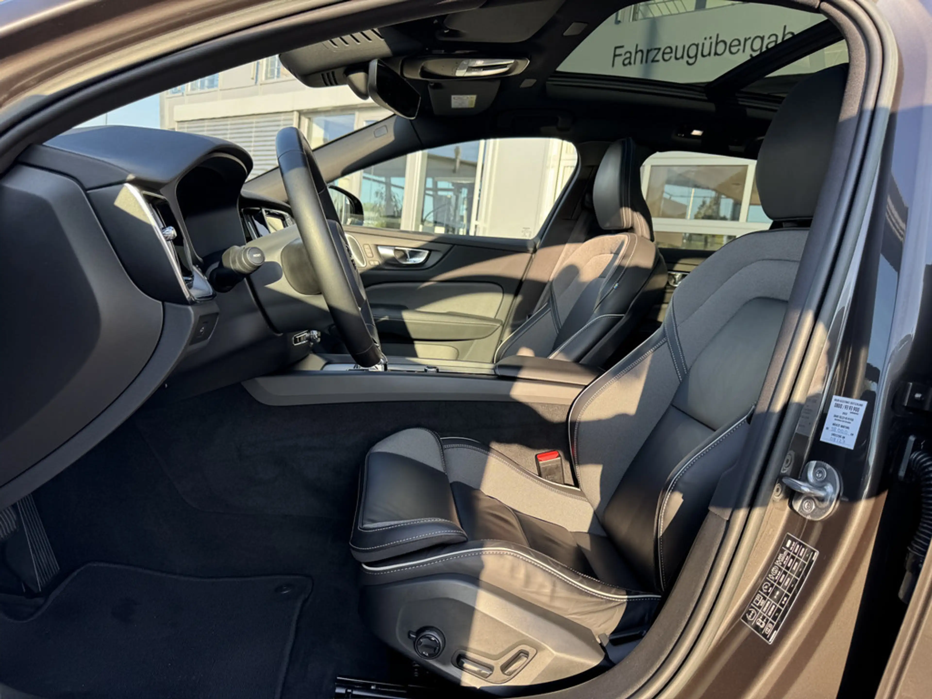 Volvo V60 Kombi 2.0 Plus Dark STANDHZ LED PANO 360° — photo 3