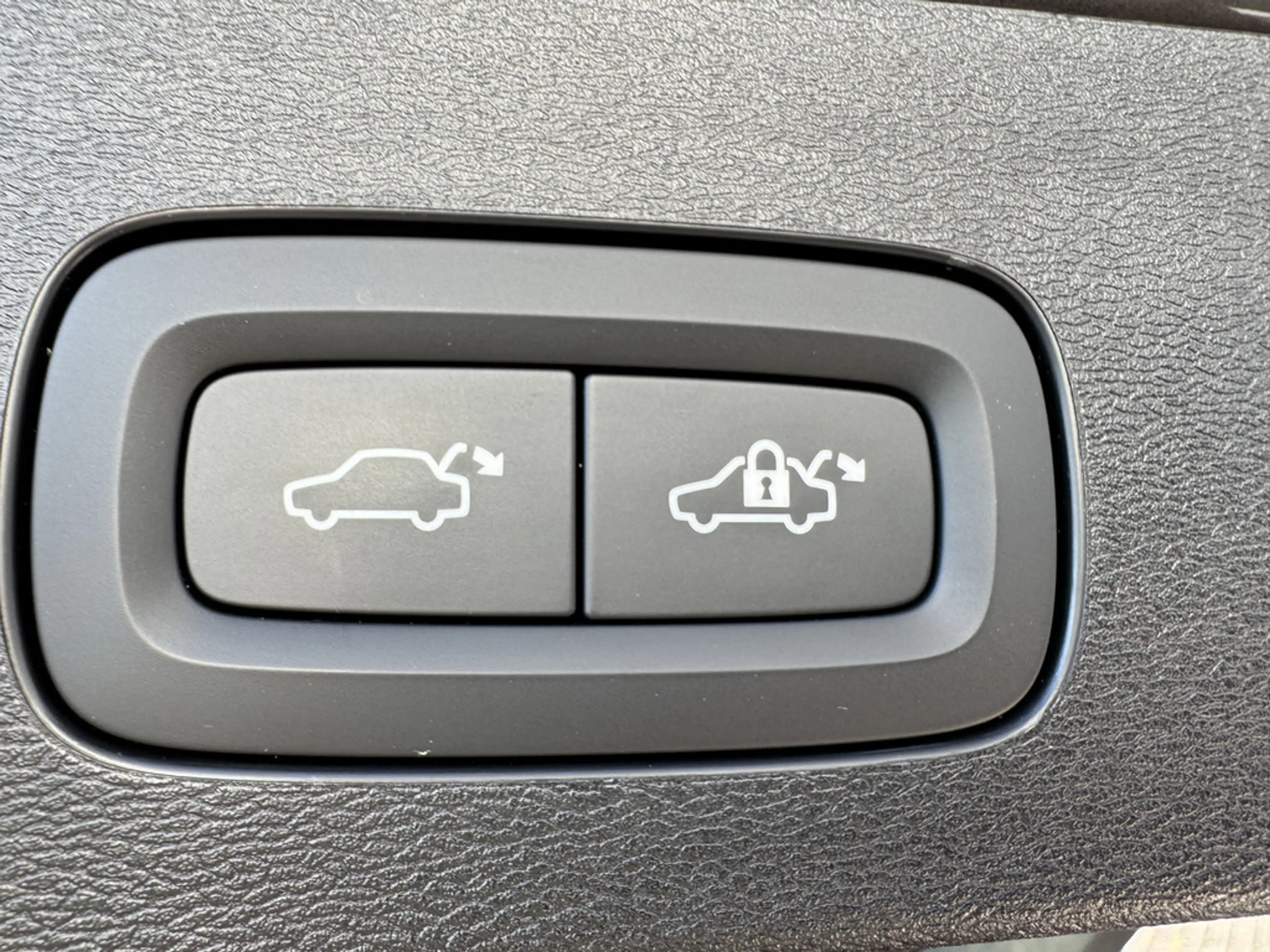Volvo V60 Kombi 2.0 Plus Dark STANDHZ LED PANO 360° — photo 9