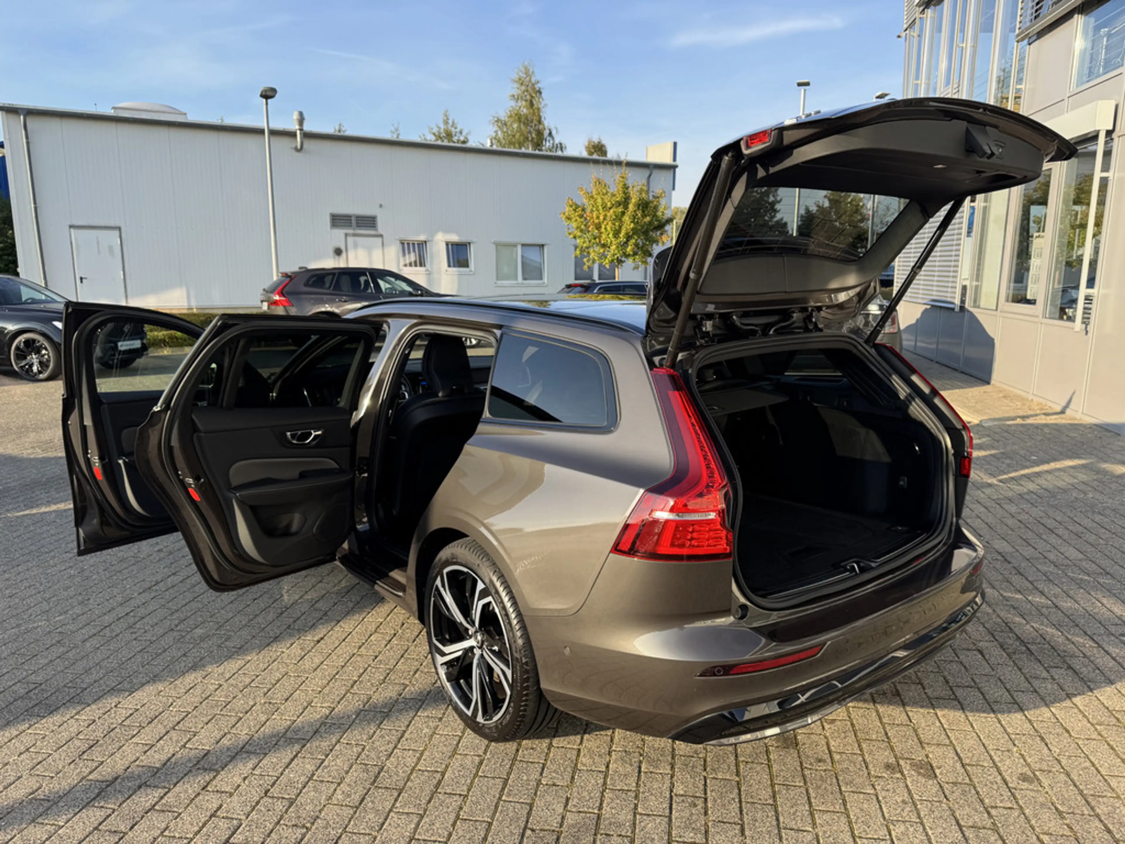 Volvo V60 Kombi 2.0 Plus Dark STANDHZ LED PANO 360° — photo 14