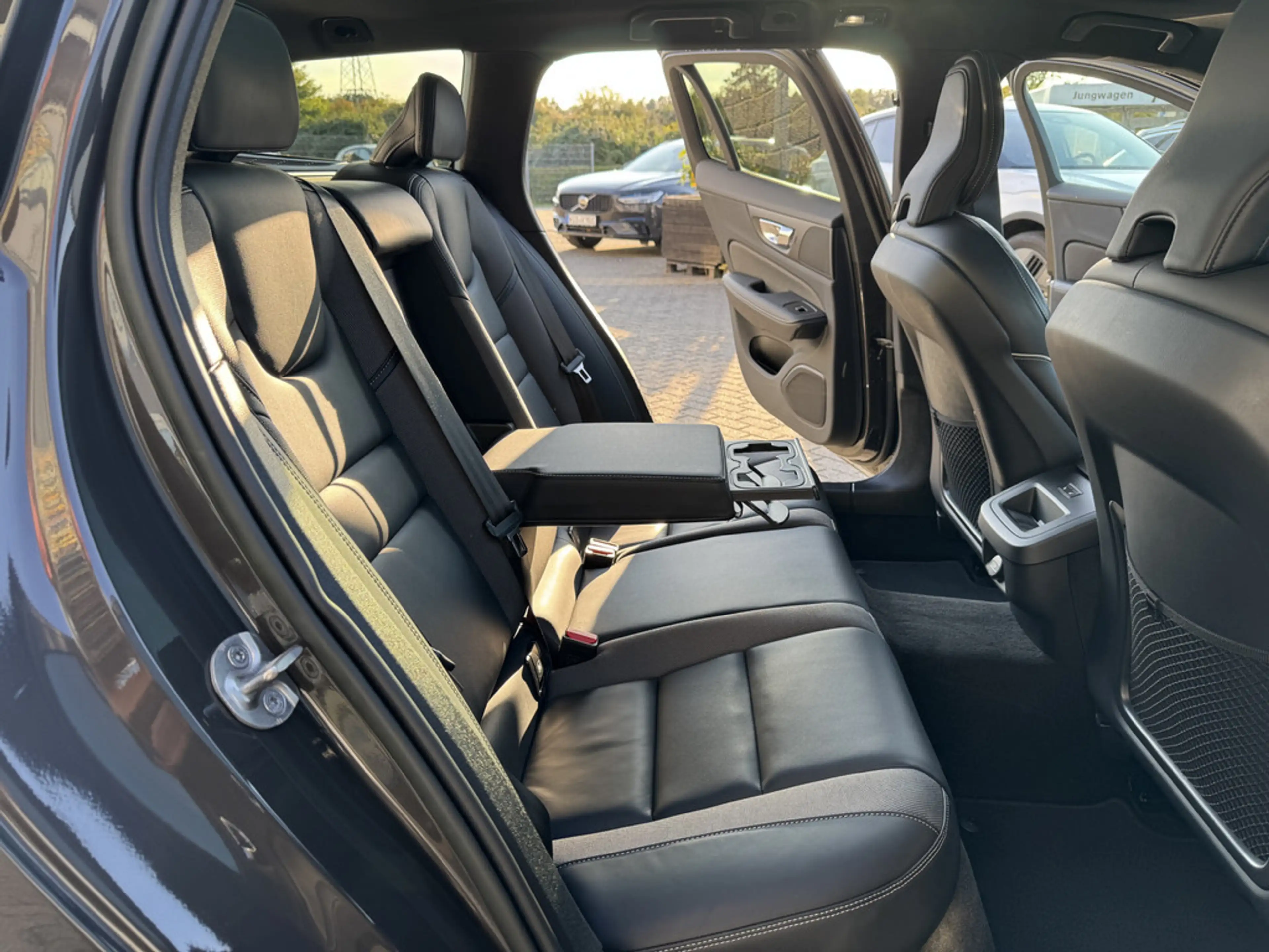 Volvo V60 Kombi 2.0 Plus Dark STANDHZ LED PANO 360° — photo 10