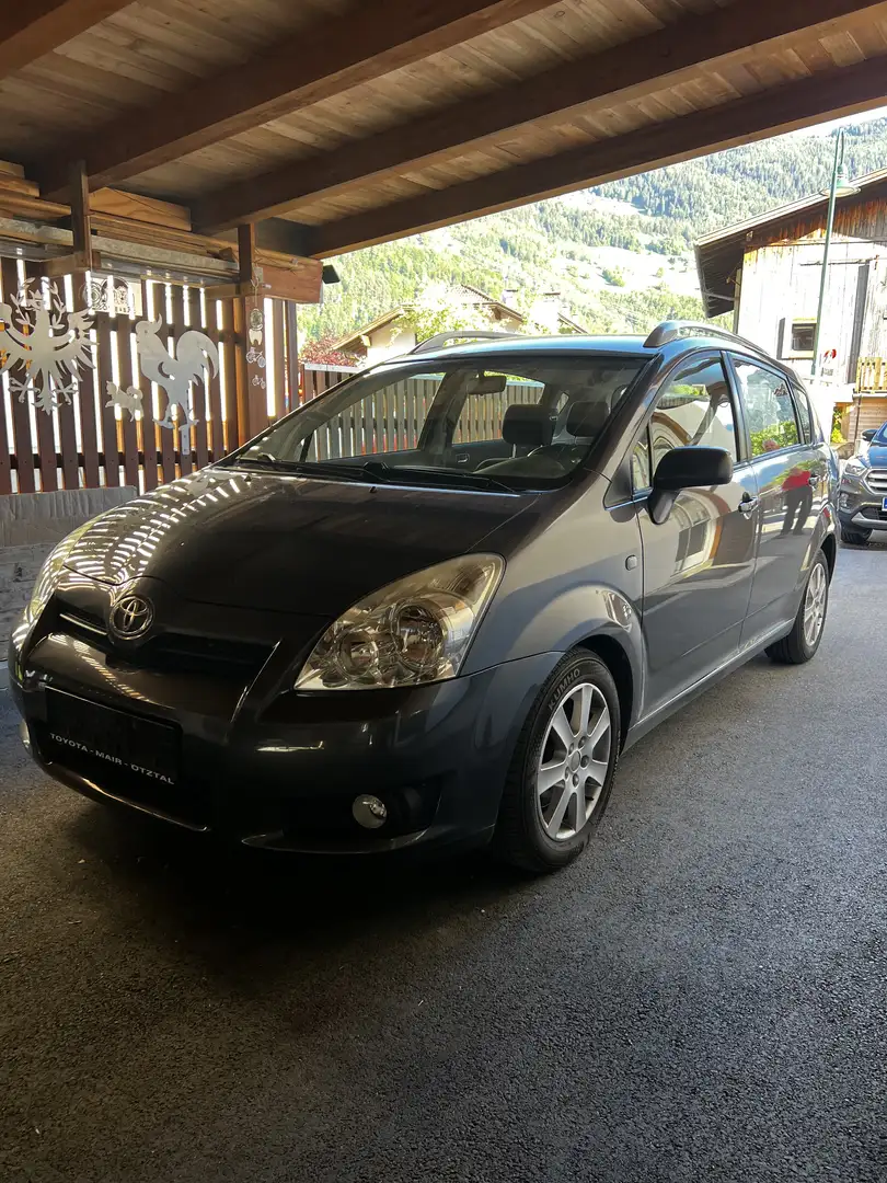Toyota Corolla Verso 2,2 D-4D 135 Linea Austria Ds. Grau - 1