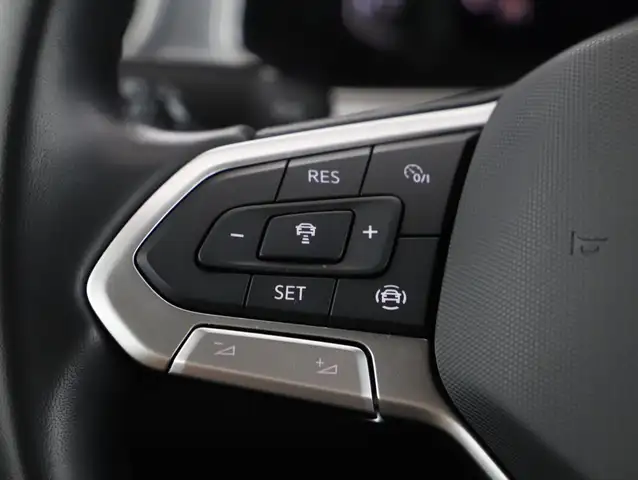 Volkswagen T-Roc view 12