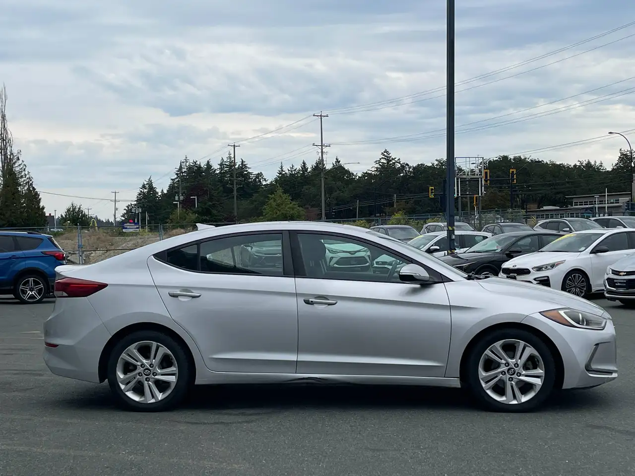 Hyundai ELANTRA photo Hyundai ELANTRA