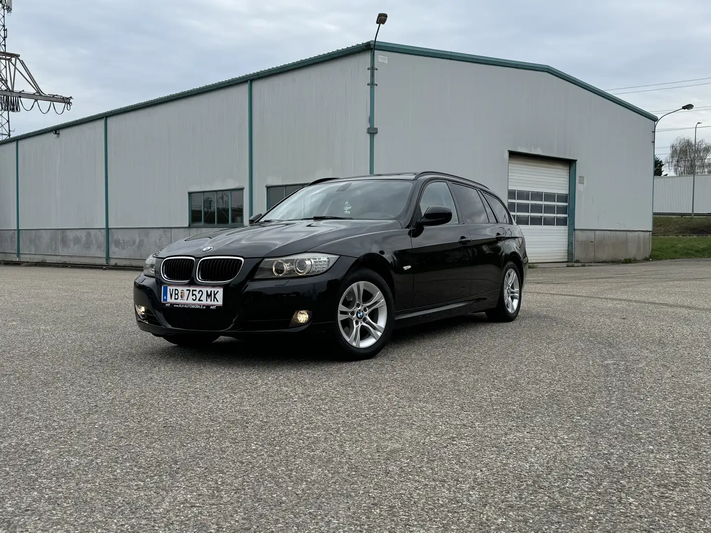 BMW 320 320i touring Österreich-Paket Aut - 1