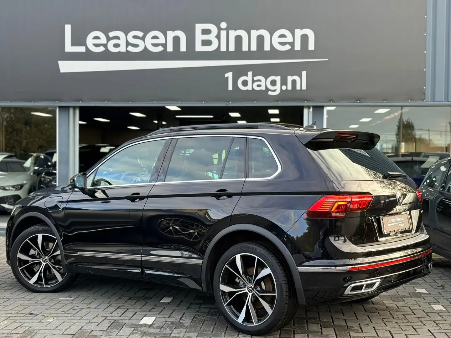 Volkswagen Tiguan 1.4 TSI eHybrid R-Line Pano Zwart - 2