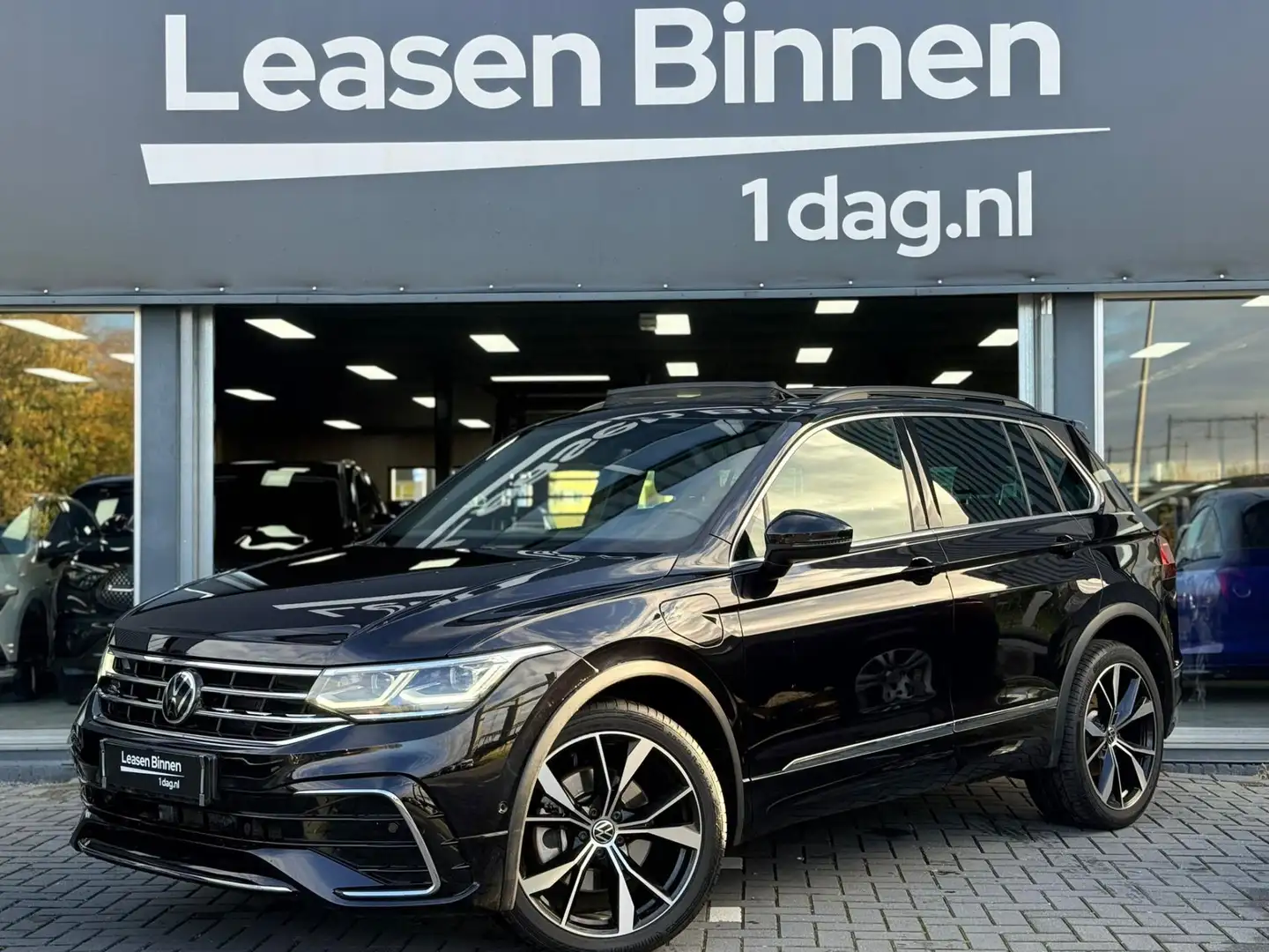 Volkswagen Tiguan 1.4 TSI eHybrid R-Line Pano Zwart - 1