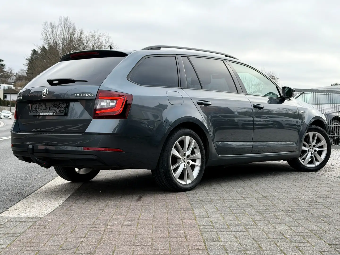 Skoda Octavia Drive Navi LED Unfallfrei PDC AHK Scheckheft gepfl Grau - 2