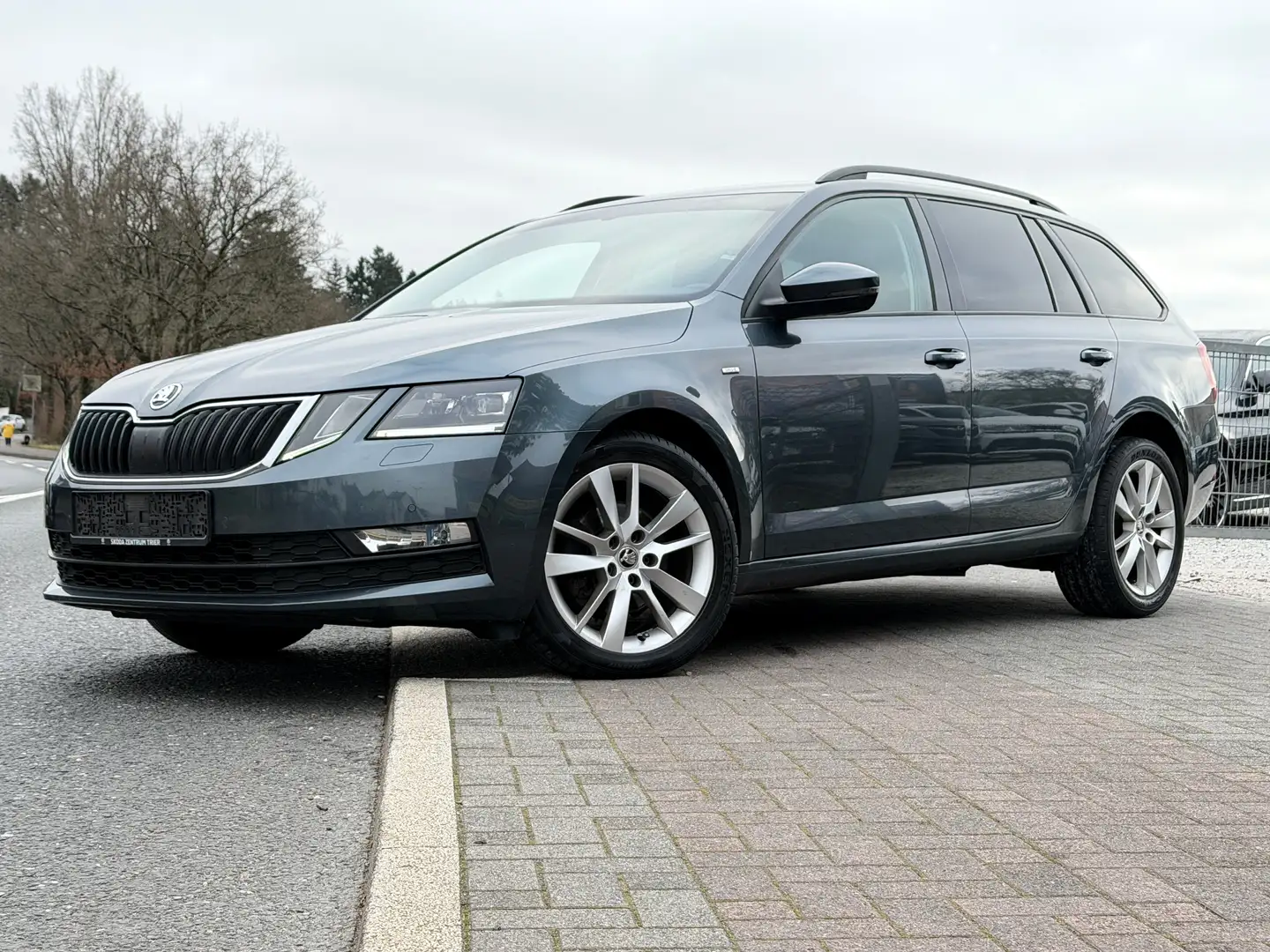 Skoda Octavia Drive Navi LED Unfallfrei PDC AHK Scheckheft gepfl Grau - 1