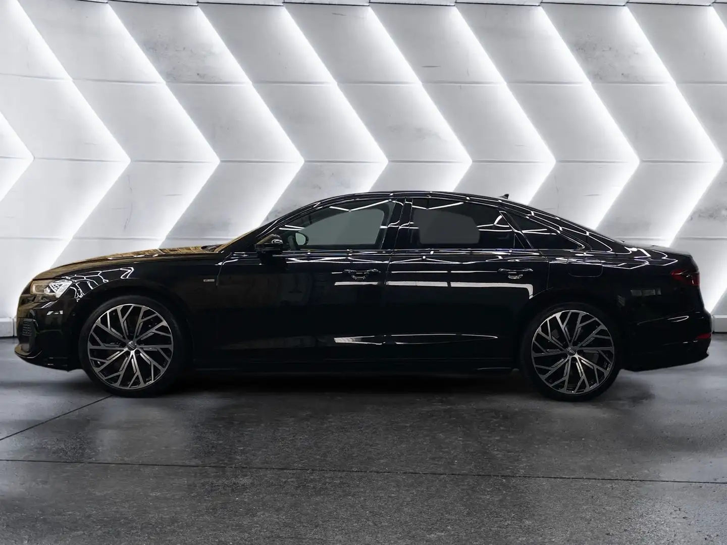 Audi A8 60 TFSIe **ALL BLACK** quattro **S-Line** VOLL Zwart - 2