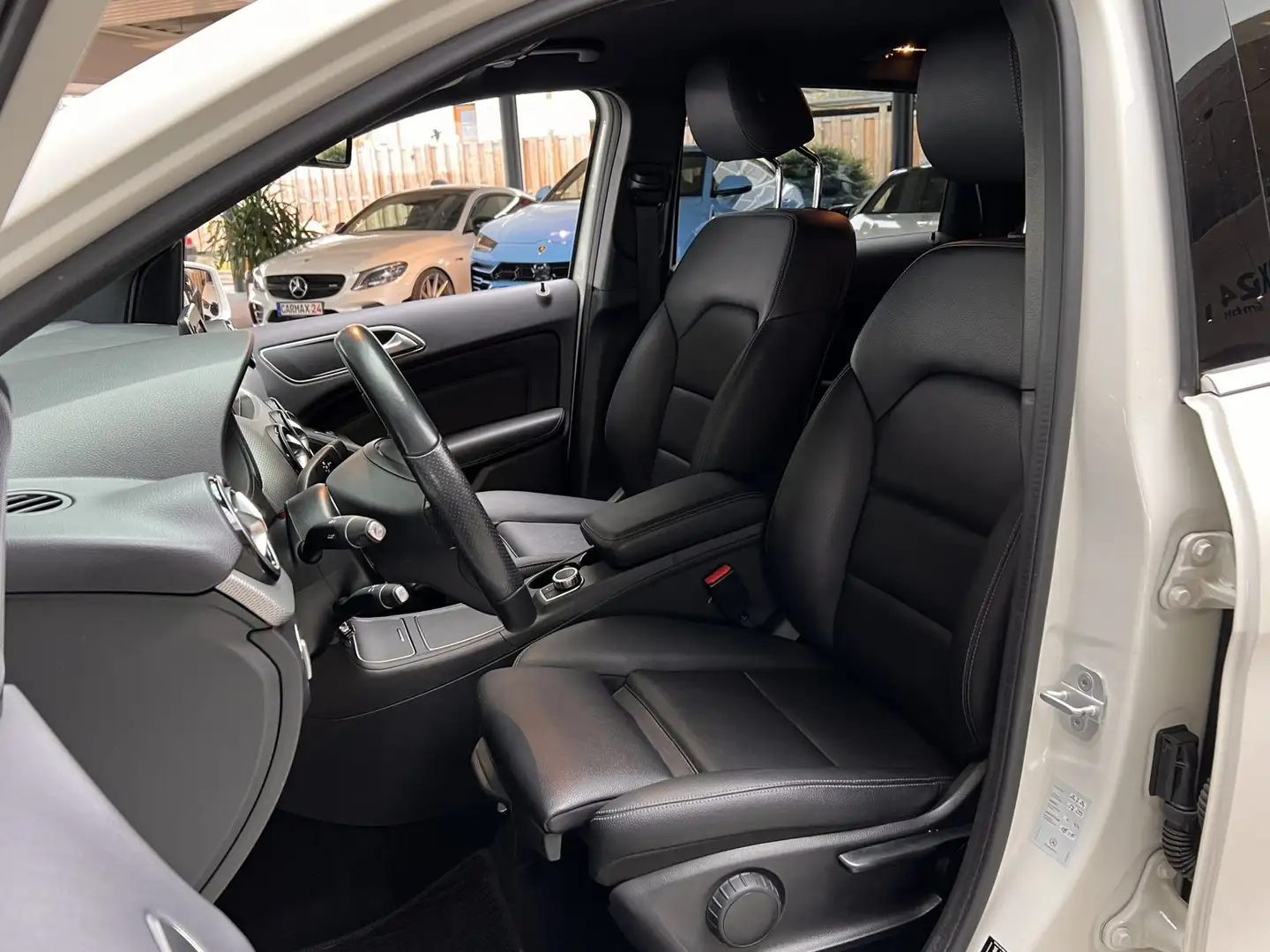 Mercedes-Benz E 250 B B-Klasse 250 eDrive Leder Navi Weiß - 2