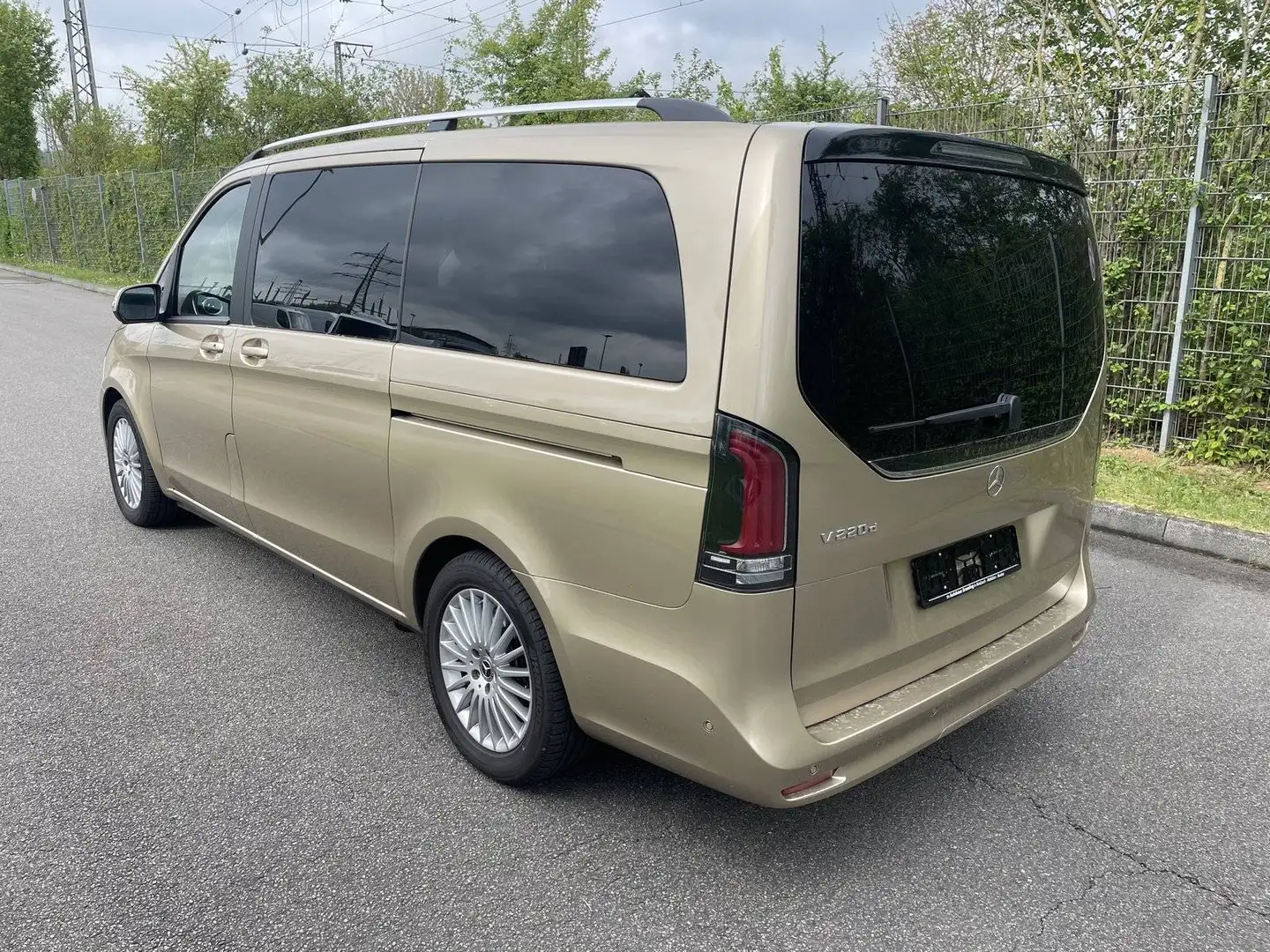 Mercedes-Benz V 220 d Style lang AHK*Distr*MULTIBEAM*Zusatzheiz Oro - 2