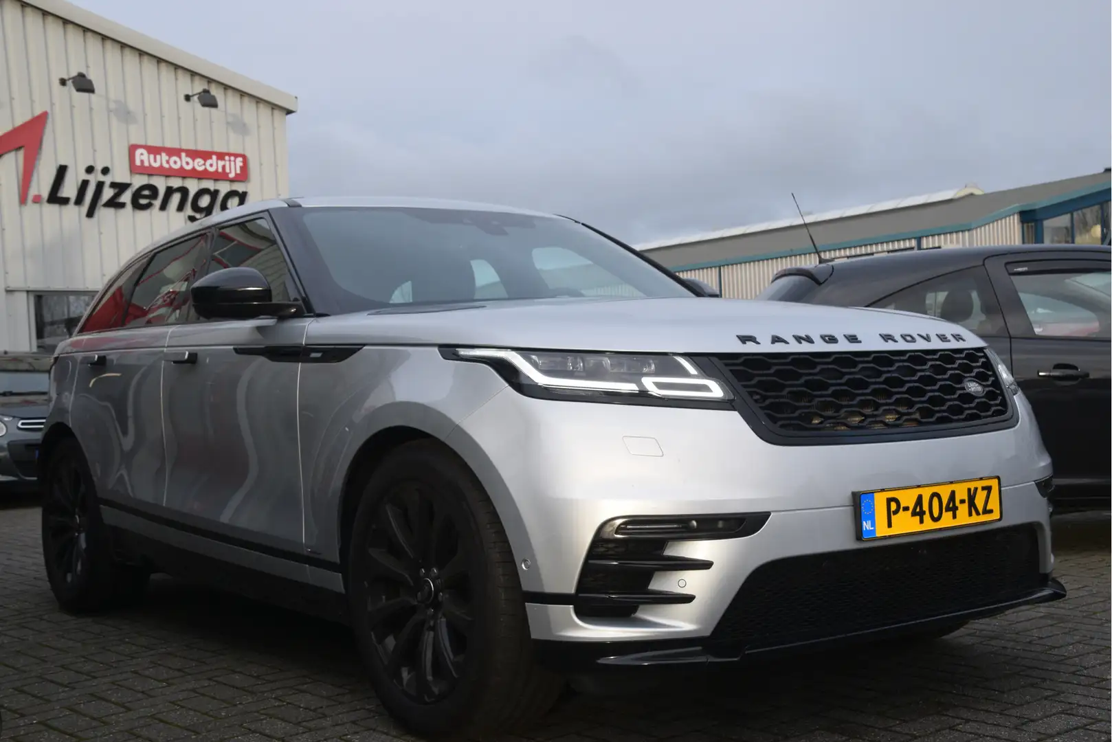 Land Rover Range Rover Velar 3.0 D300 AWD HSE Pano | Meridian | Luchtvering | 3 Grijs - 2
