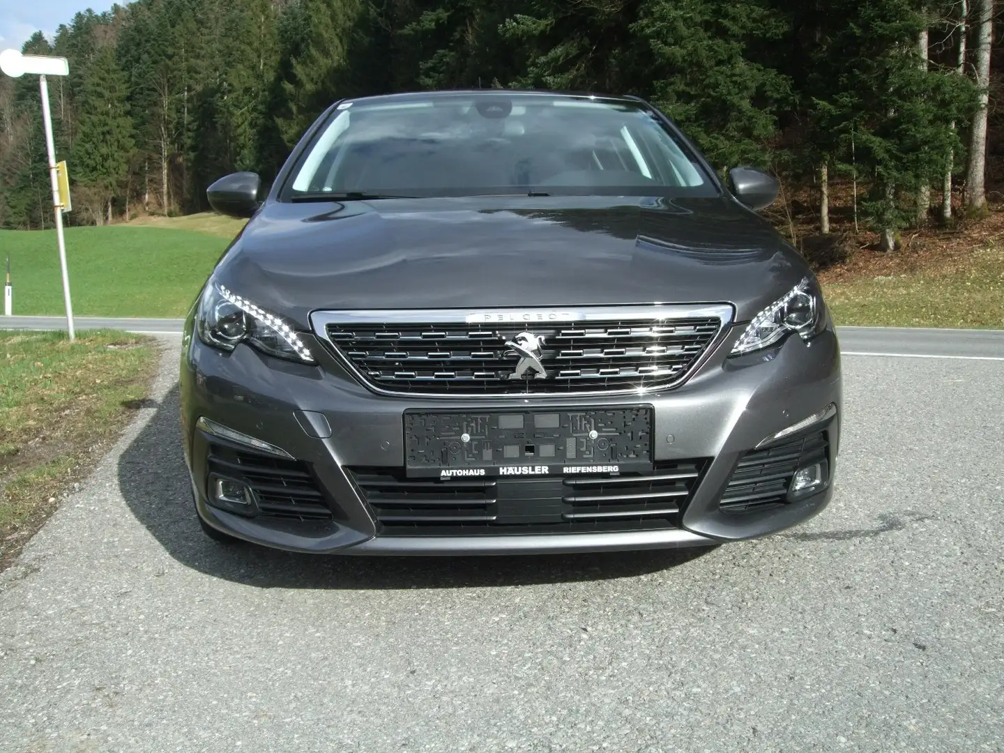 Peugeot 308 Tech Edition 1,5 BlueHDI 130 Aut. Grau - 2