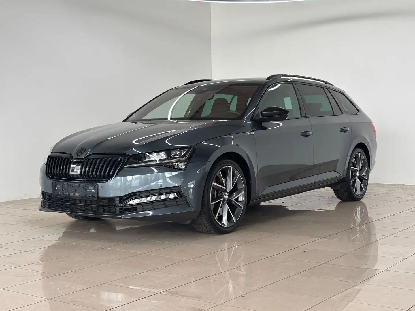 Skoda Superb Combi Sportline 4x4 8-Fach Sportsitze ACC Gris - 2