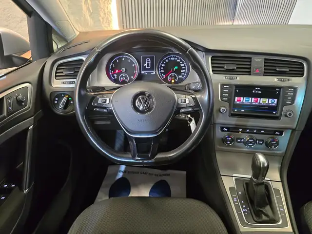 Volkswagen Golf view 3