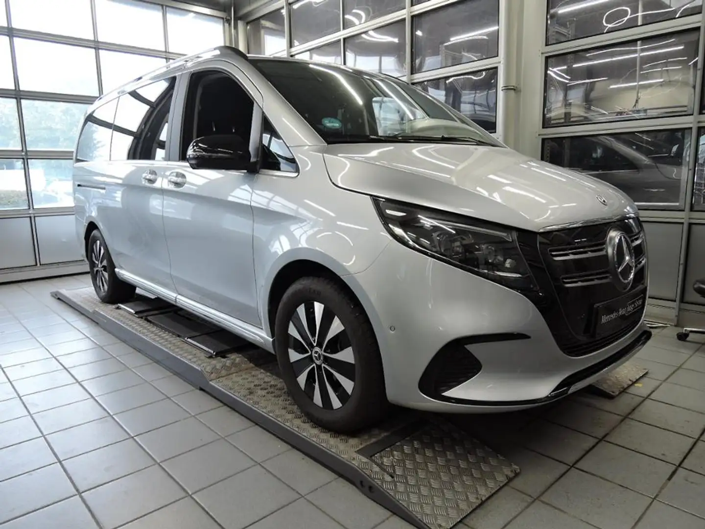 Mercedes-Benz EQV 250 AVANTGARDE Lang Vorklimatisierung Silber - 1