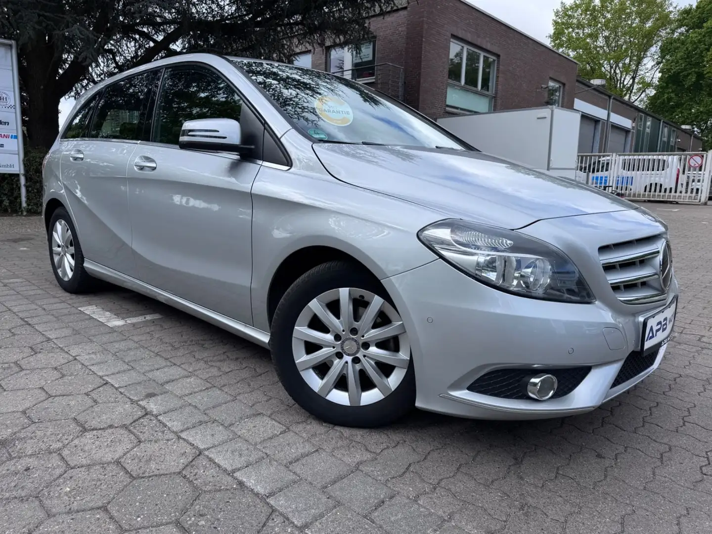 Mercedes-Benz B 180 BE NAVI SITZHZG PARK-ASSIST ALU PTS AHK Silber - 1