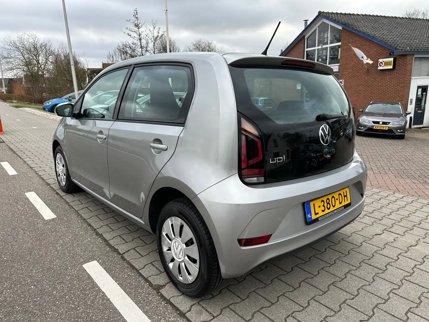 Volkswagen up! 1.0 Style Airco, Bluetooth, Elektrische ramen Grijs - 2