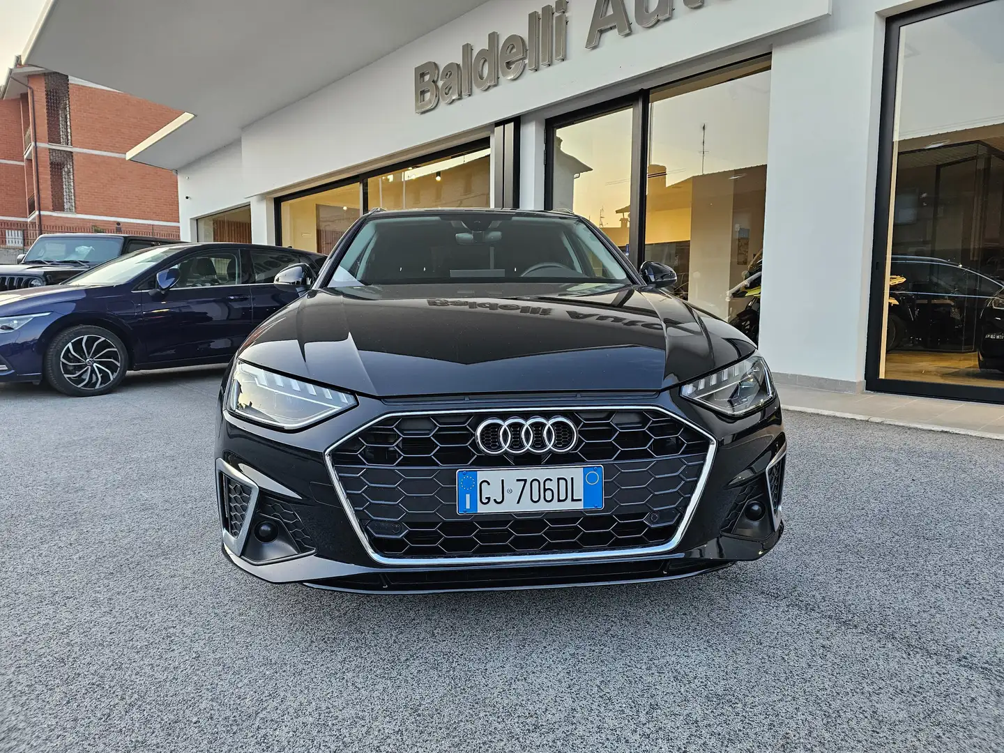 Audi A4 Avant 40 TDI 204CV MHEV Stronic Sline Noir - 2