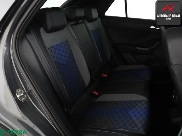 Volkswagen T-Roc view 11
