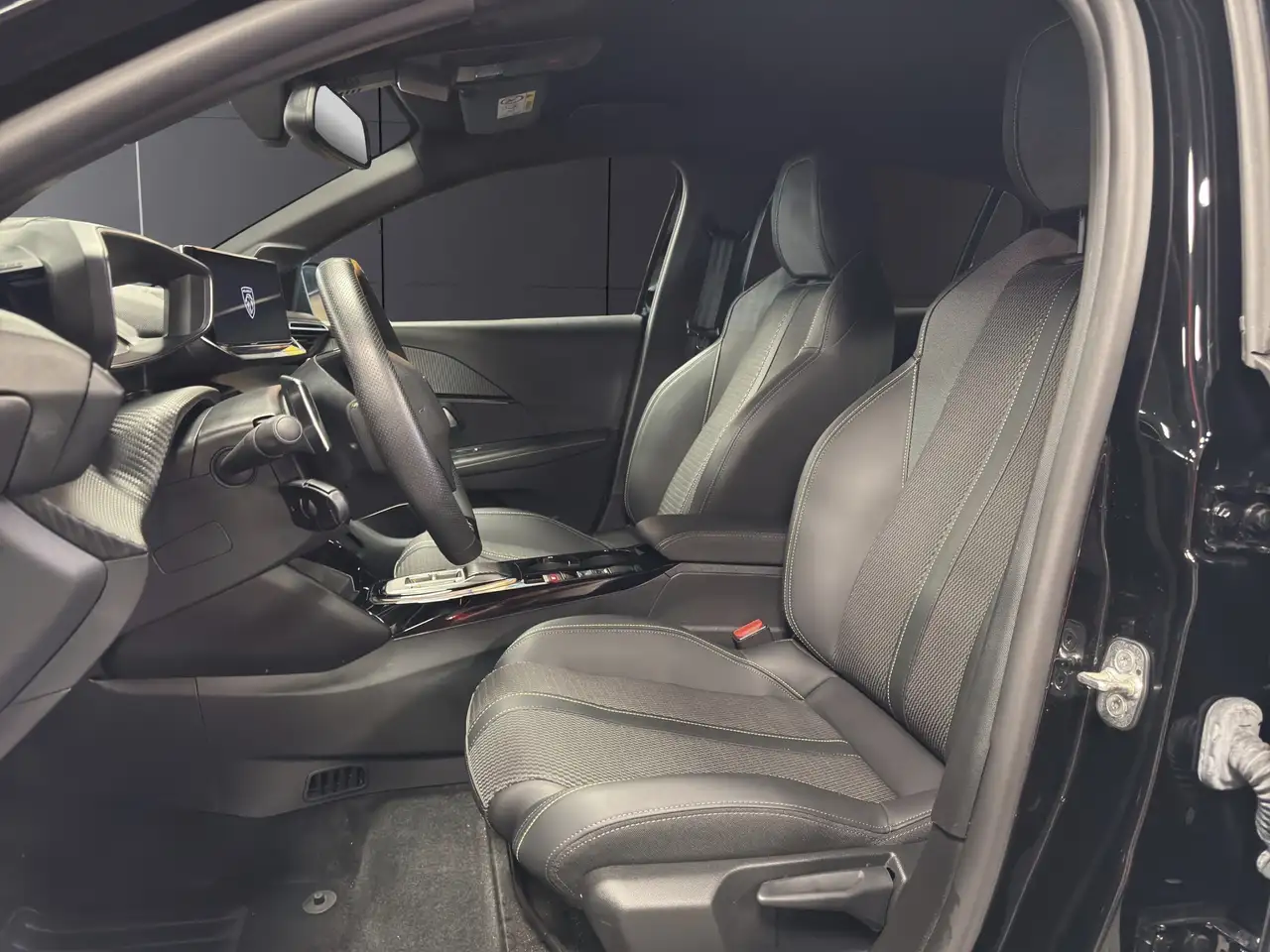 Peugeot 208 1.2 hybrid GT 110cv e-dcs 6 ADATTA NEOPATENTATI, миниатюра 30