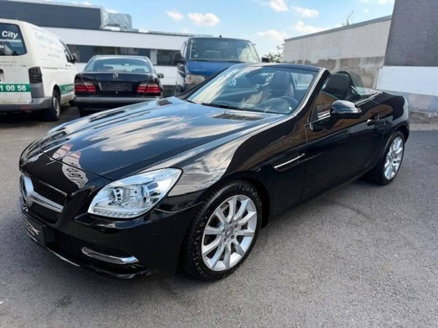 Mercedes-Benz SLK 200 *XENON*NAVI*PDC*TEMPOMAT*SHZ*PANO Чорний - 1