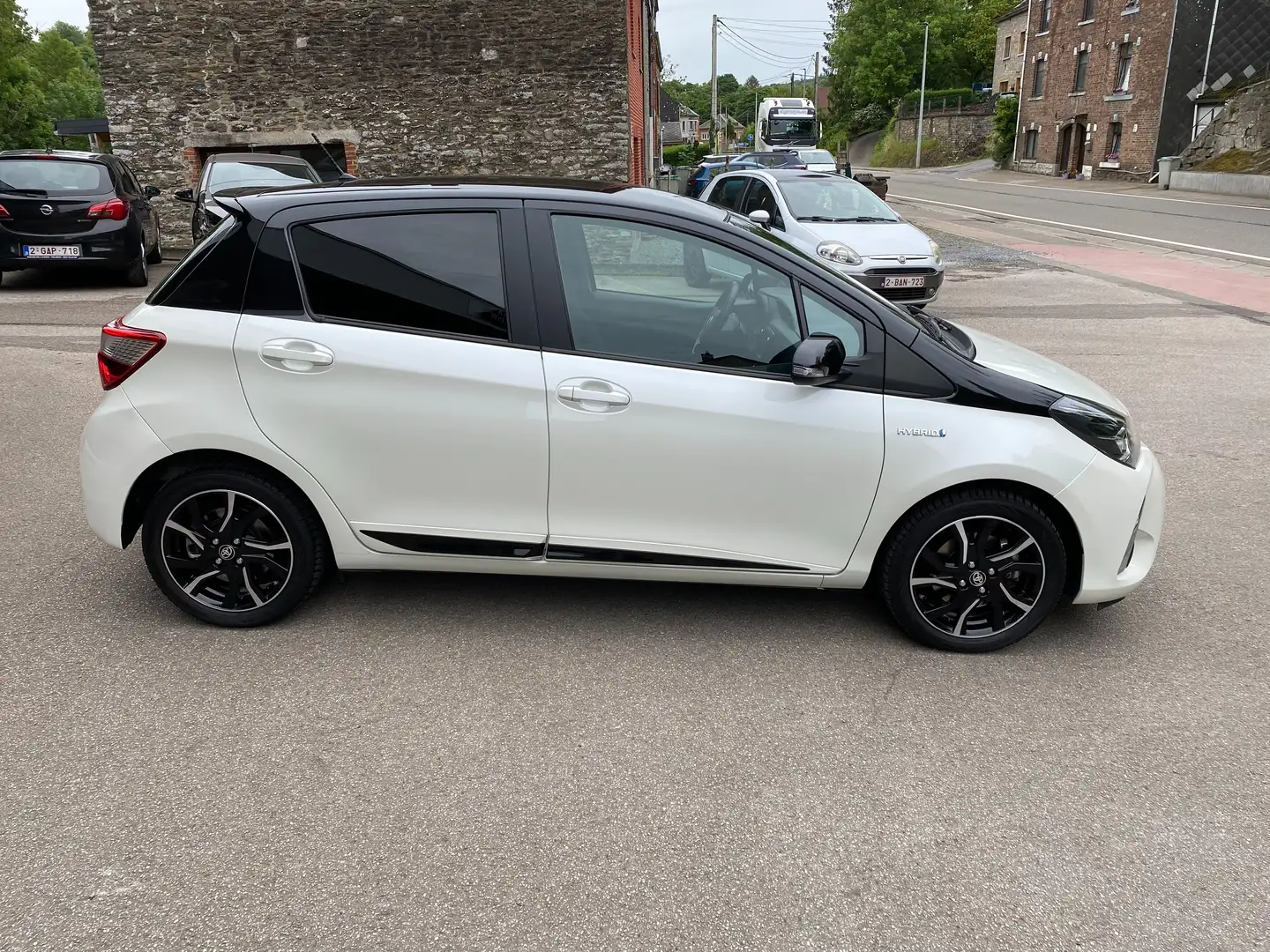 Toyota Yaris 1.5i VVT-i Hybrid Two-Tone E-CVT Wit - 2