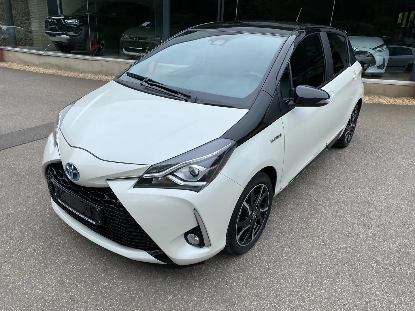 Toyota Yaris 1.5i VVT-i Hybrid Two-Tone E-CVT Wit - 1