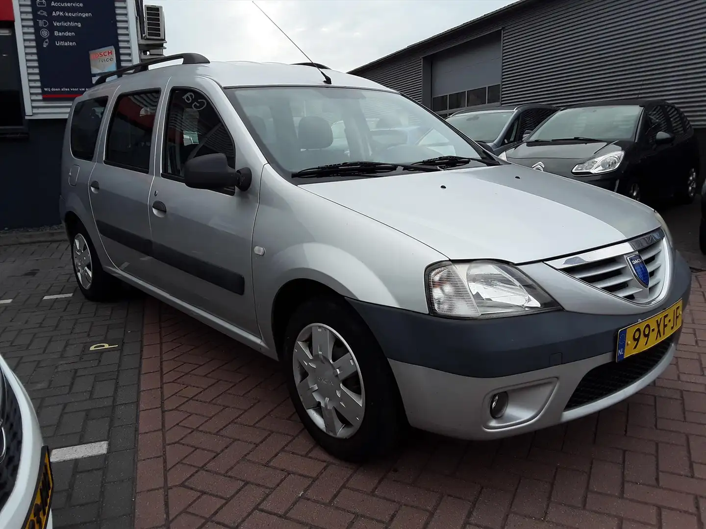 Dacia Logan 1.6 16V MCV 64KW 7P Lauréate Grijs - 2
