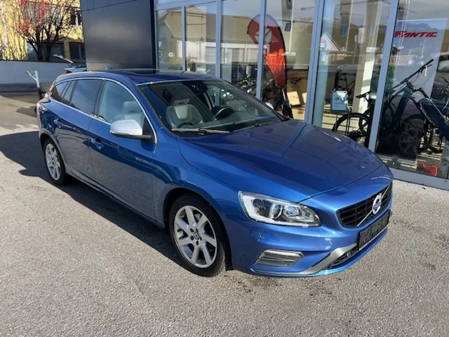 Volvo V60 D3 Momentum R-Design *Top Austattung* 92.000km* Blau - 1