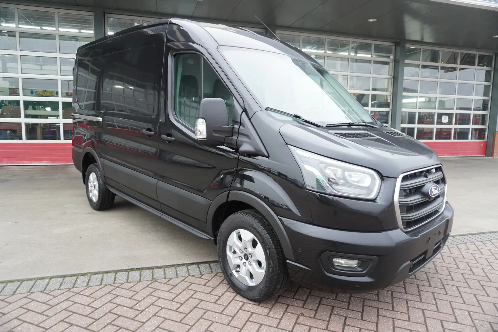 Ford Transit 350M 2.0 TDCI 165PK L2H2 Limited Automaat Nr. V108 Černá - 2