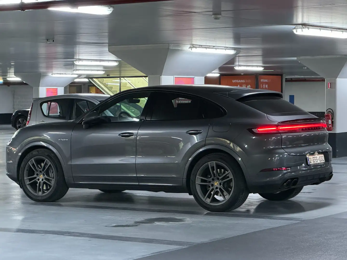 Porsche Cayenne 3.0 Turbo V6 PHEV (BTW WAGEN) Grijs - 1