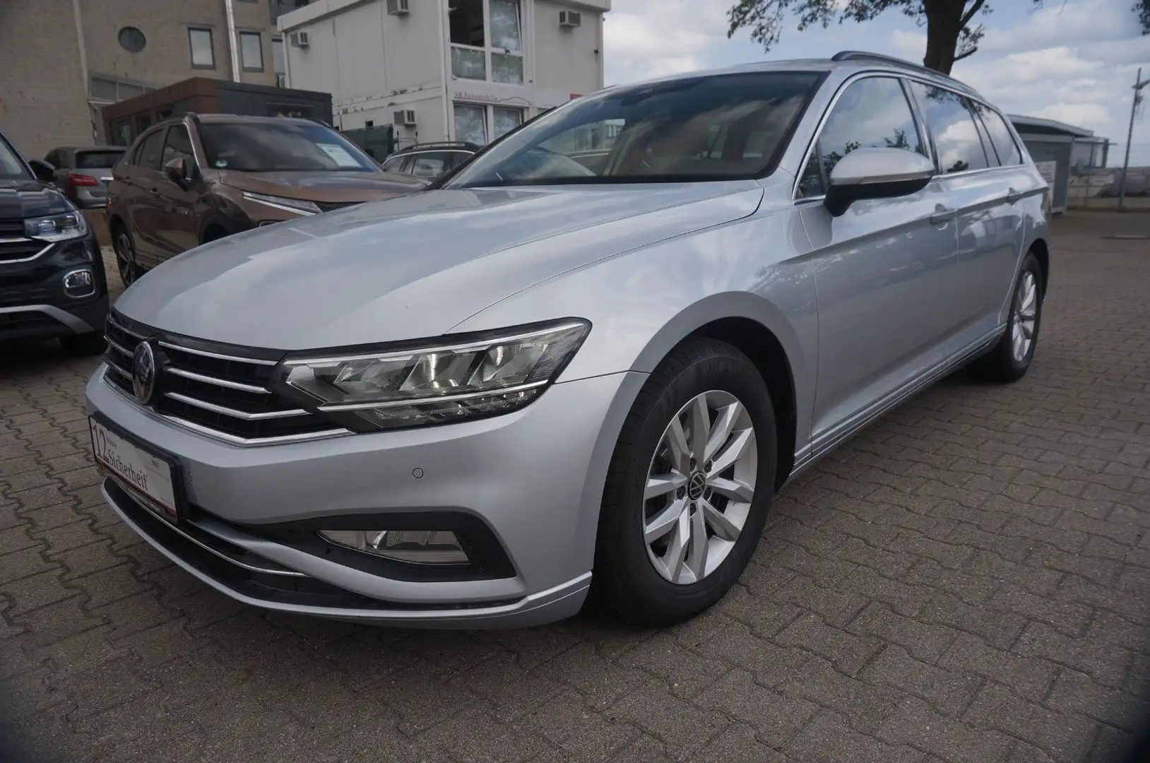 Volkswagen Passat Variant Passat Vari.R-Line-AUT*AHK*ACC*NAVi*TOTWINK*SPUR Silber - 1