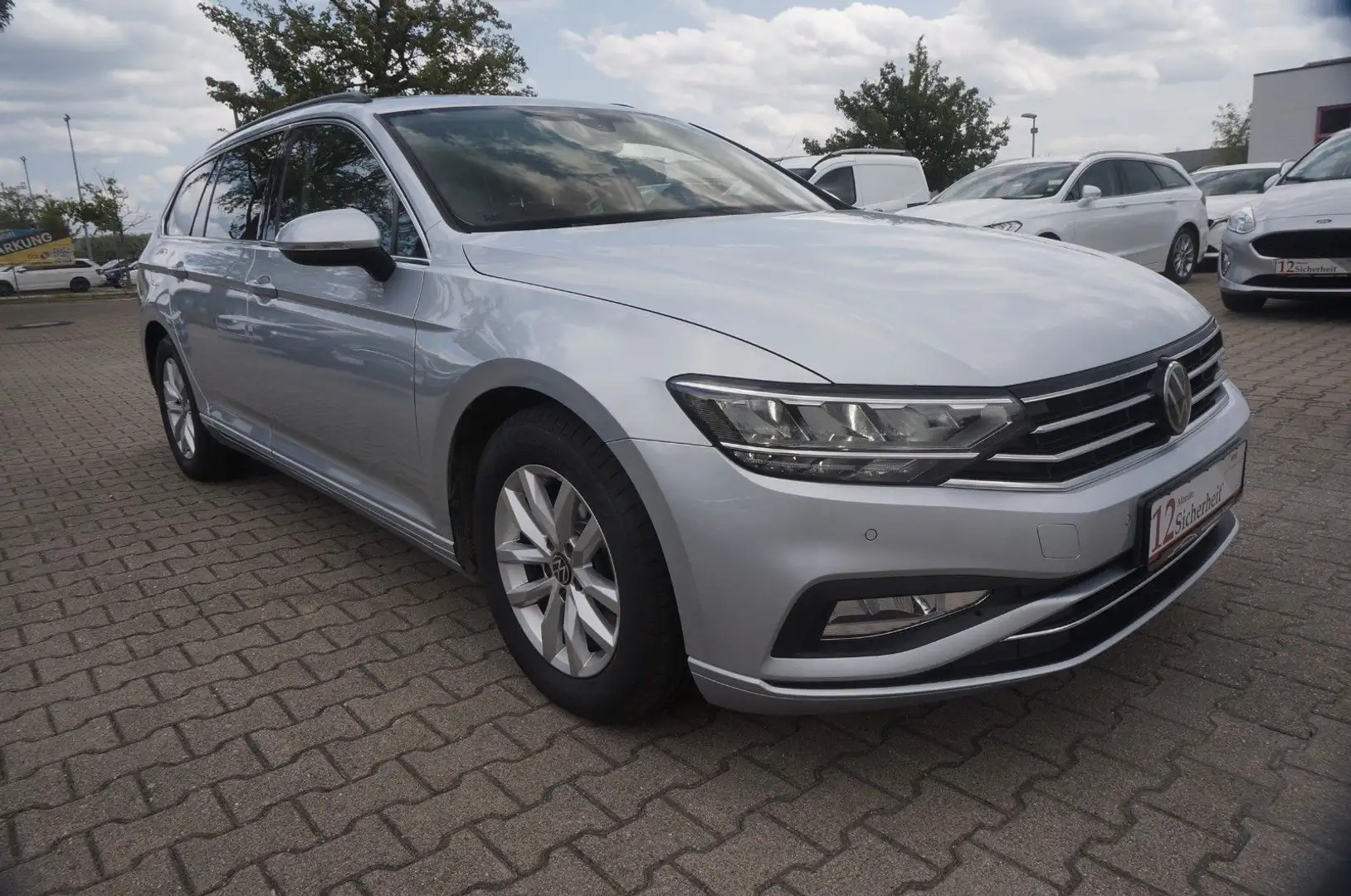 Volkswagen Passat Variant Passat Vari.R-Line-AUT*AHK*ACC*NAVi*TOTWINK*SPUR Silber - 2
