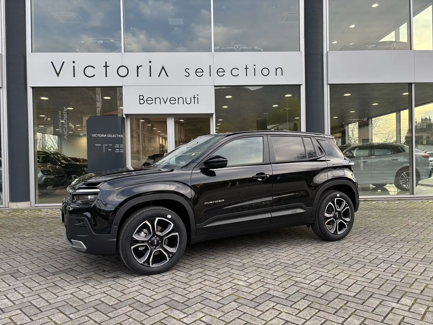 Jeep Avenger 1.2 TURBO MHEV C.AUTOMATICO SUMMIT CARPLAY RETROC Negro - 1
