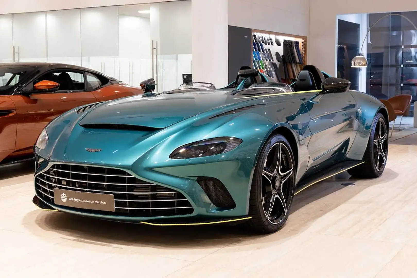 Aston Martin Vantage V12 Speedster Green - 1