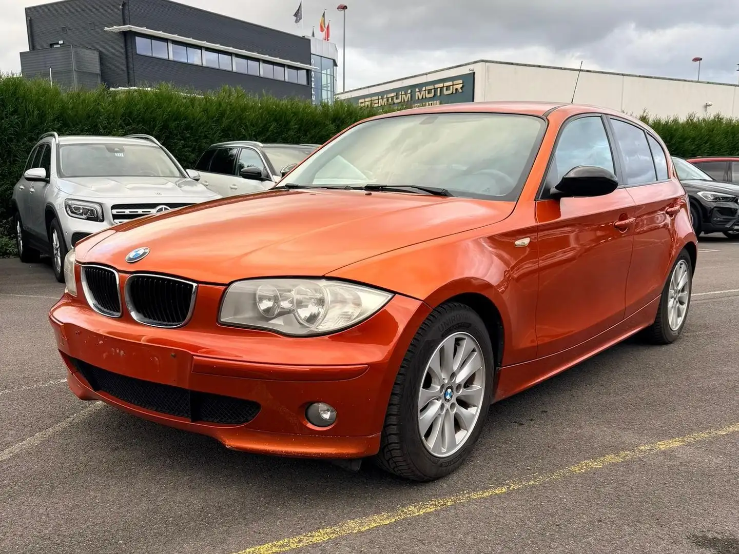 BMW 118 d Hatch *CUIR-BI ZONE-PDC AR-ATTELAGE* A EMPORTER Orange - 1