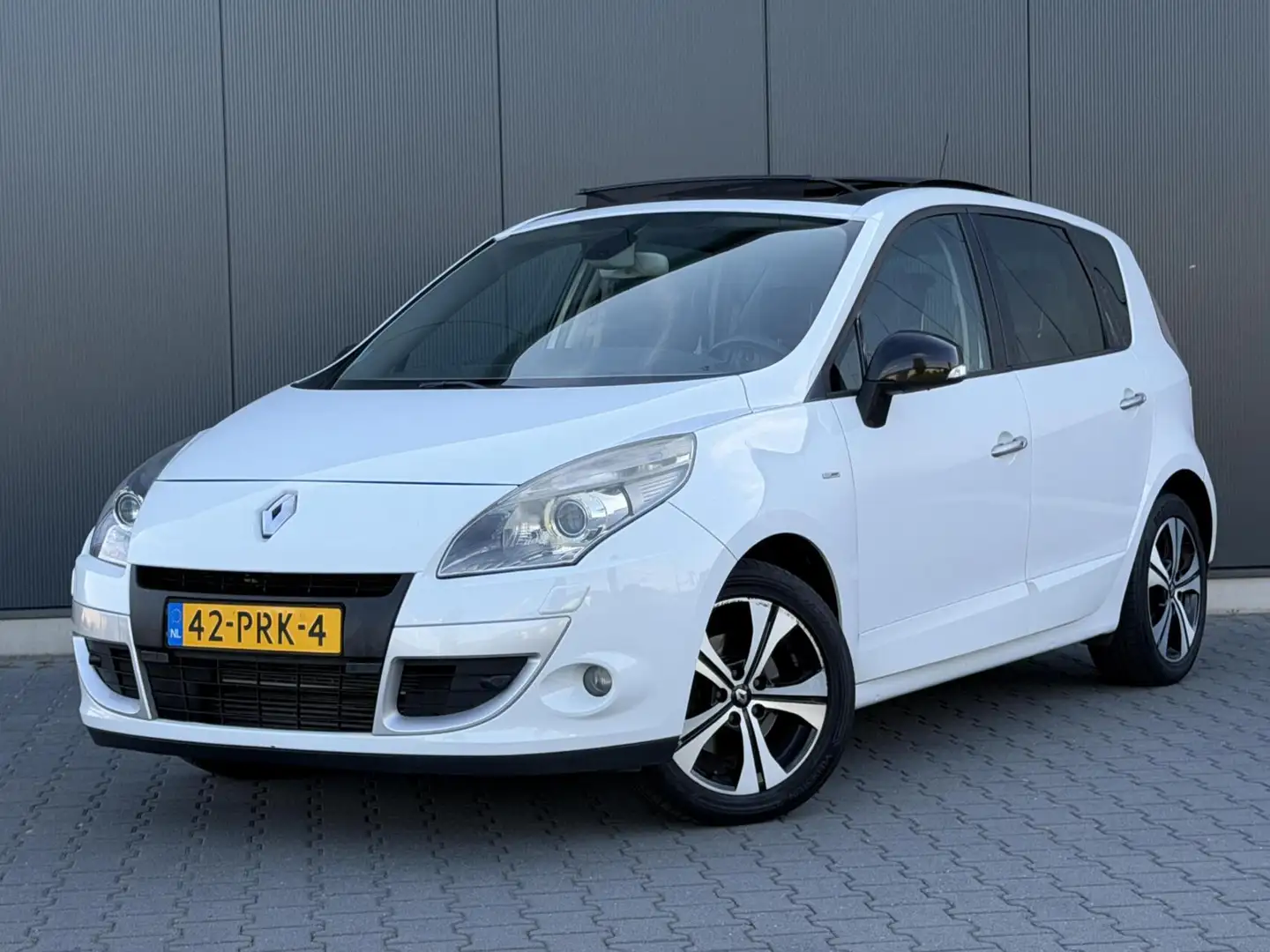 Renault Scenic 1.4 TCe Bose Panoramadak - Navi - Camera - Leder Wit - 1