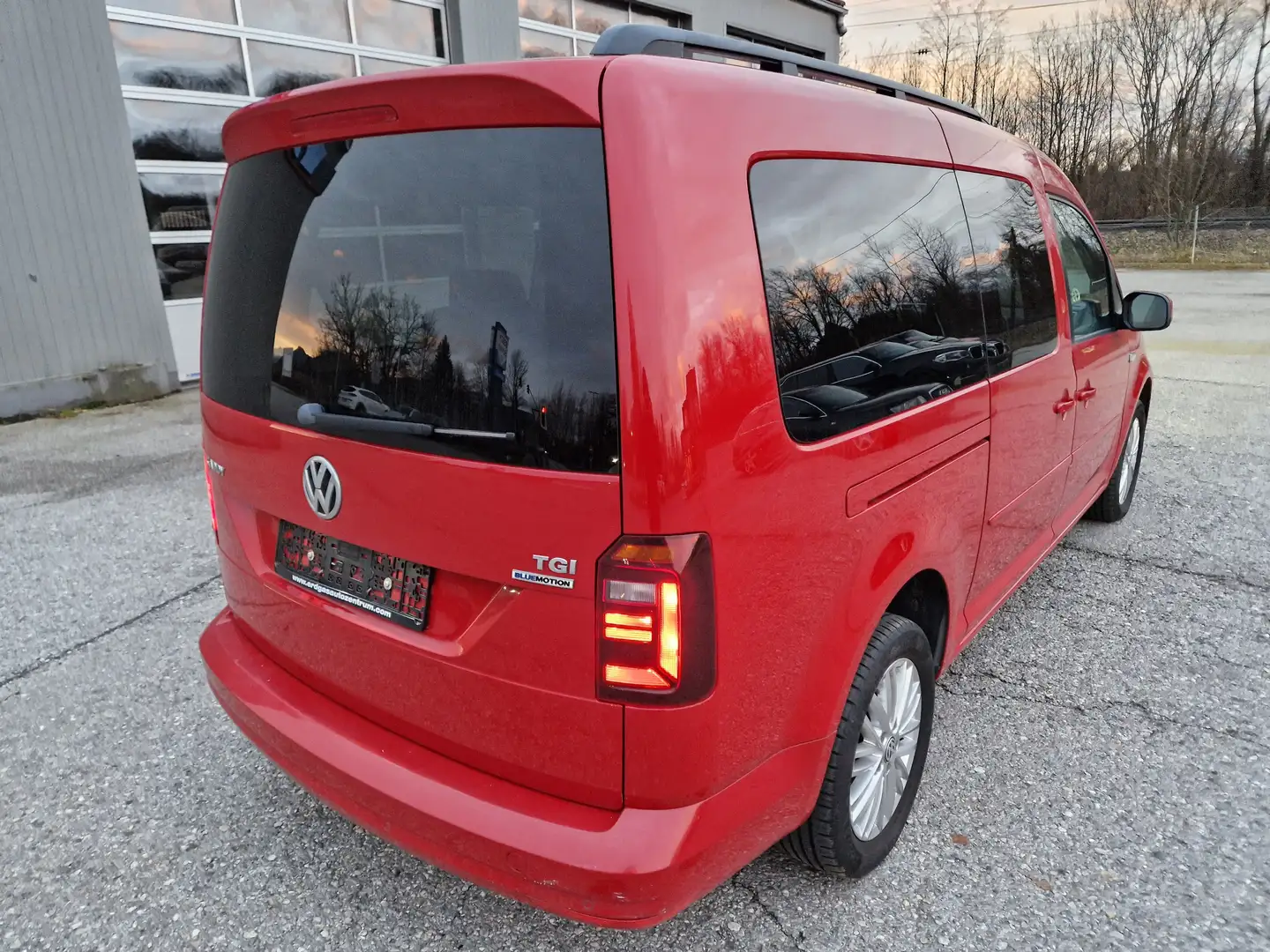 Volkswagen Caddy Maxi Comfortline 1,4 TGI BMT 7-Sitze Bi-Xenon NAVI Rojo - 2