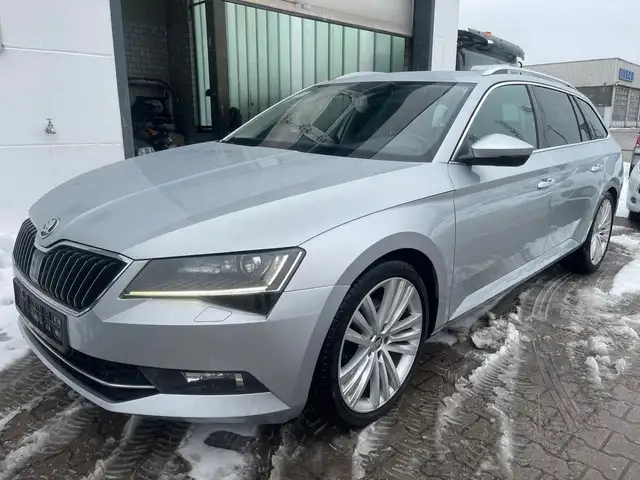 Skoda Superb Style 2,0TDI/DSG/1Hd/MWST/AHK/NAVI/19Zoll