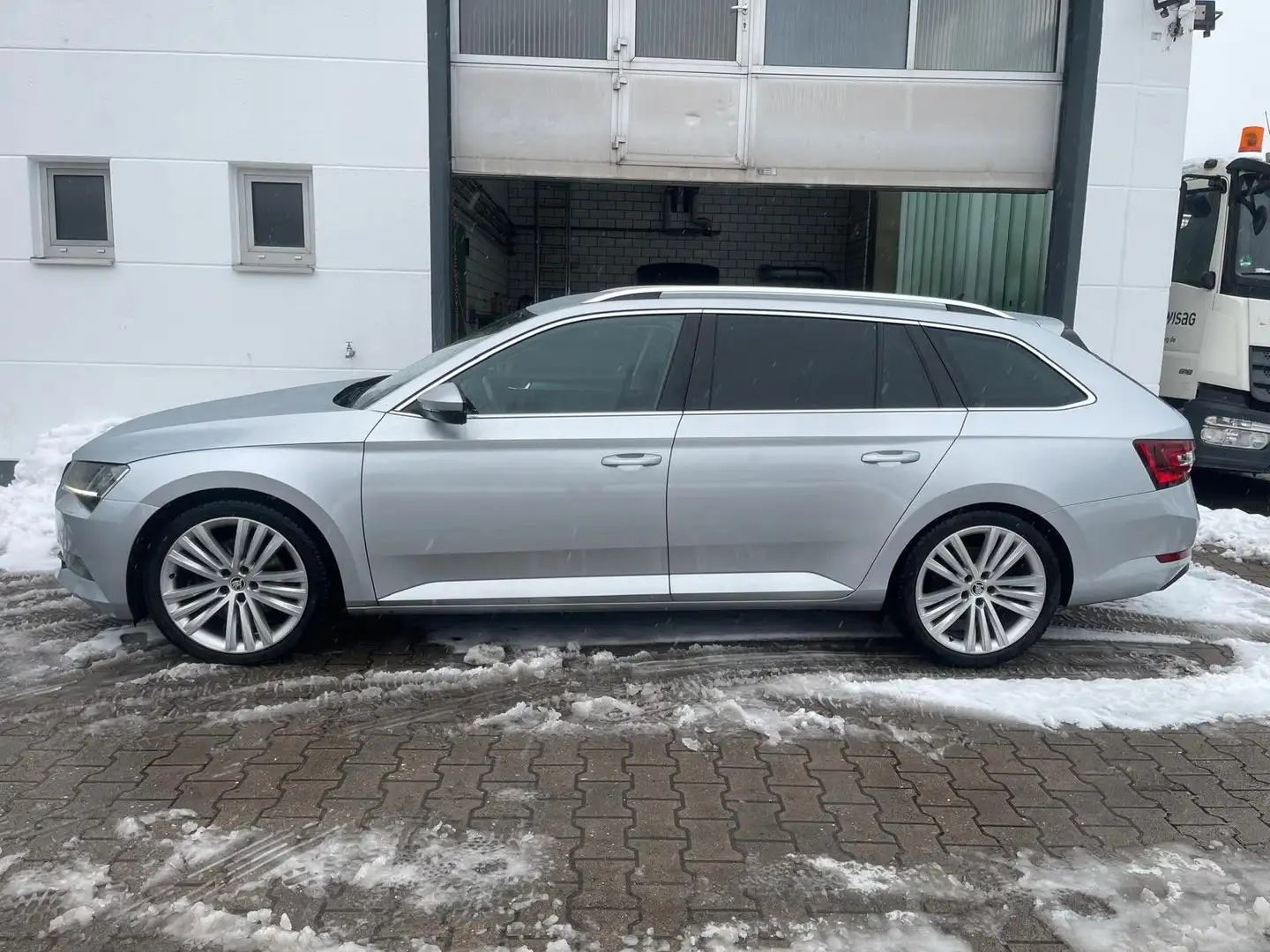 Skoda Superb Style 2,0TDI/DSG/1Hd/MWST/AHK/NAVI/19Zoll Silber - 2