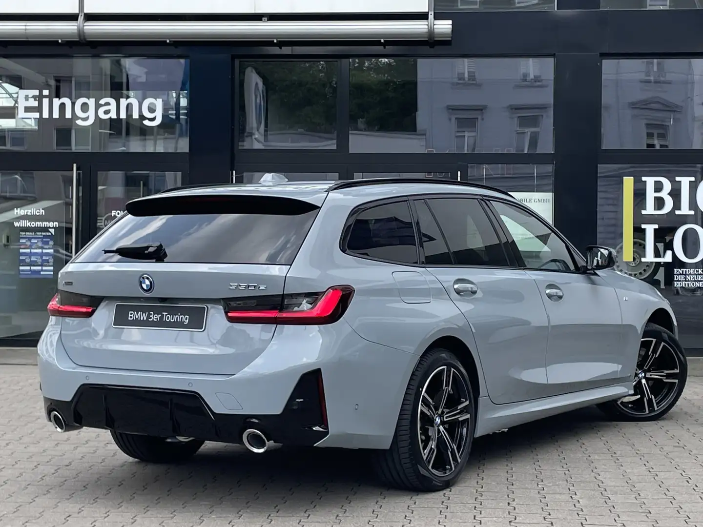BMW 330 e xDrive Touring MSport HuD DA PA+ AHK HK 18" Grau - 2