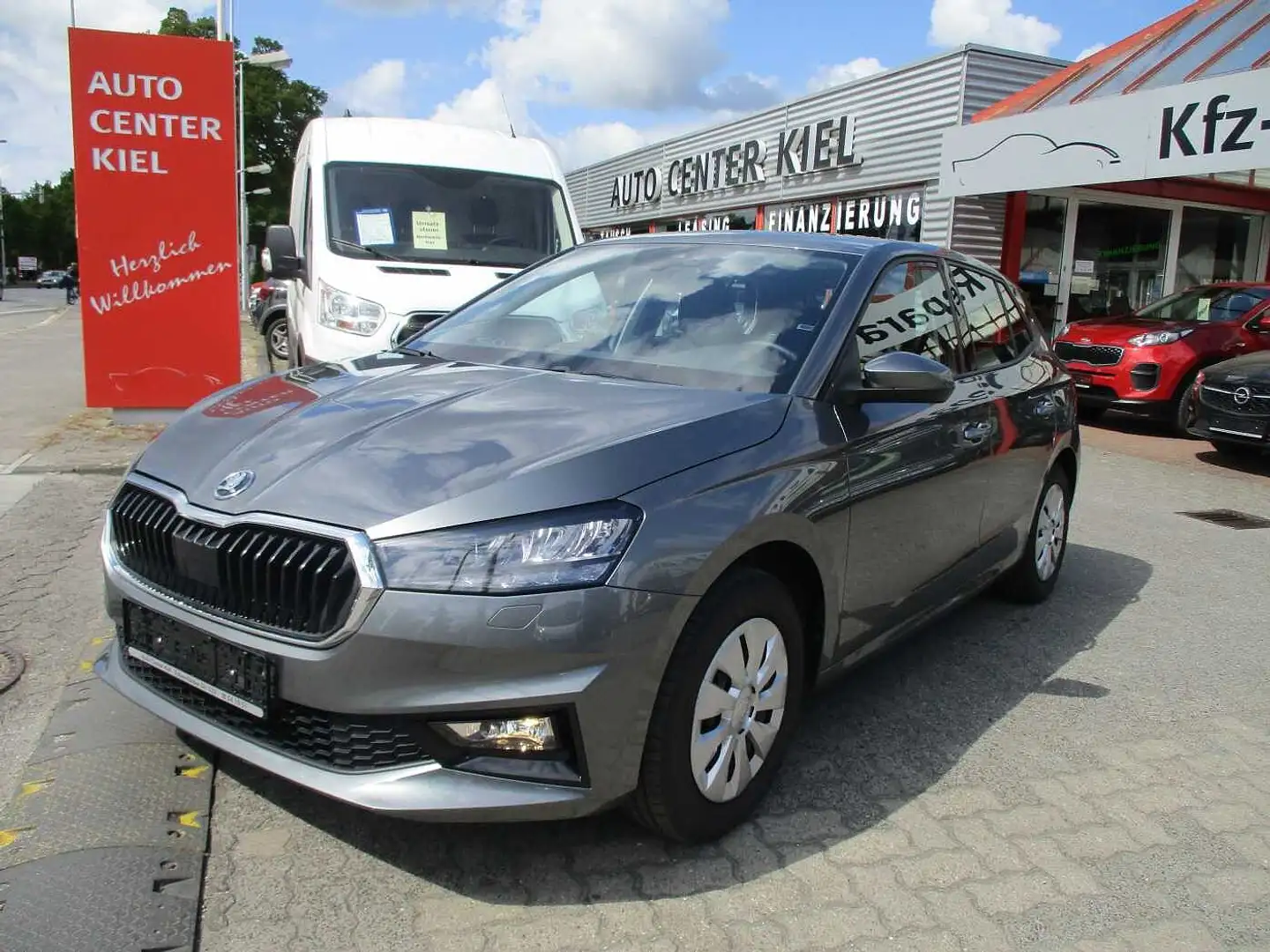 Skoda Fabia IV 1.0 MPI Essence Grau - 1