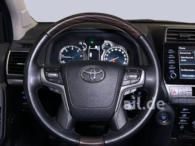 Toyota Land Cruiser view 4